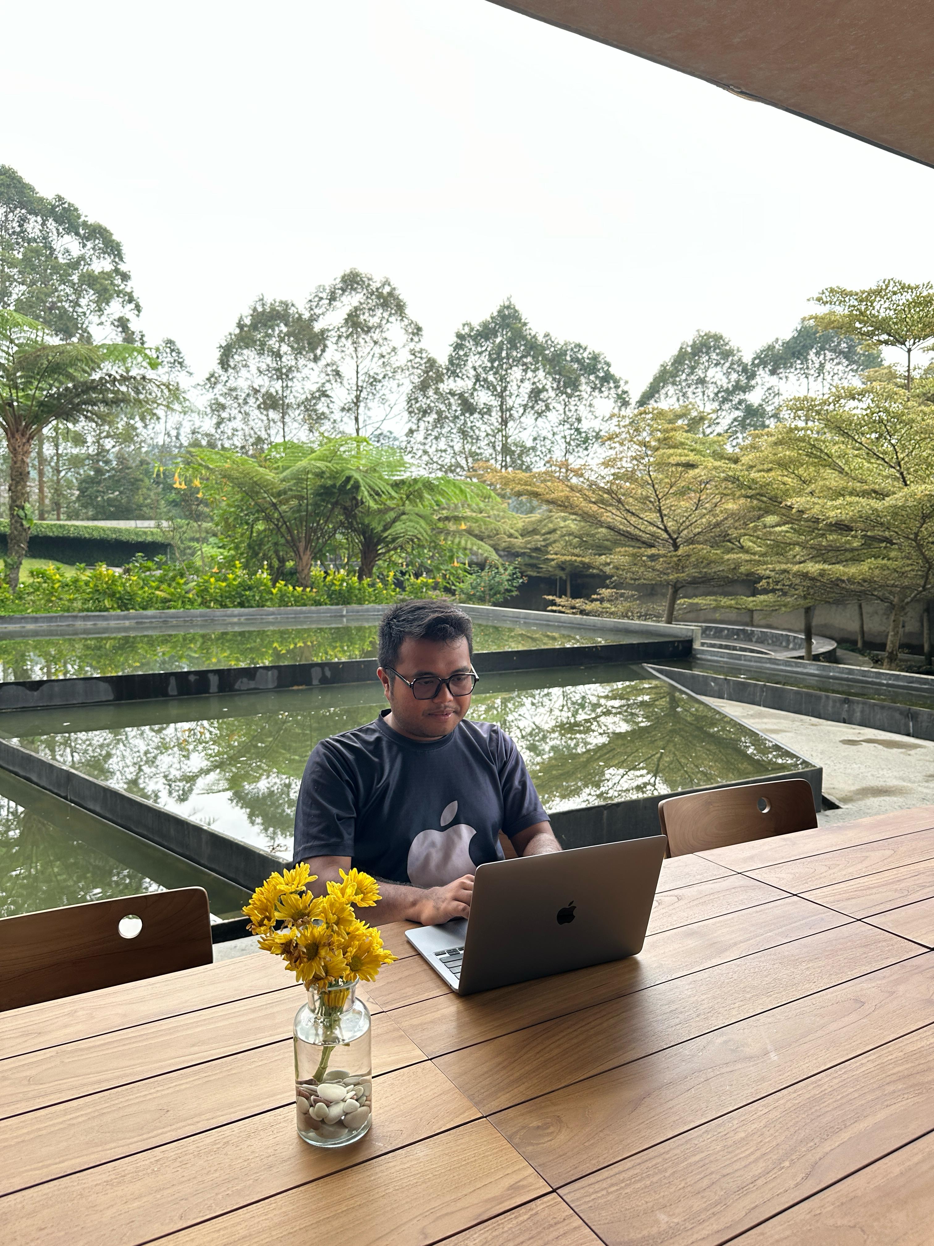 Cara Karyawan Memberikan Benefit ke Perusahaan dengan Membantu Menjual Produk atau Jasa